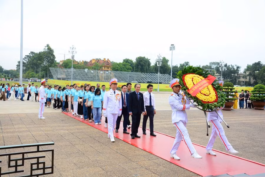 Đoàn công tác của Trường Đại học Y Dược Buôn Ma Thuột (Đắk Lắk) vào Lăng viếng Bác. (Ảnh: NT)