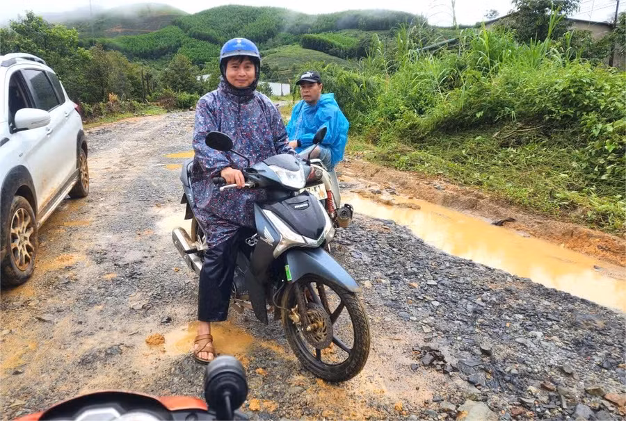 Ông Dương Xuân Vỹ - Phó Hiệu trưởng phụ trách Trường THPT Trần Hưng Đạo, xã Yang Mao, Đắk Lắk trên đường đi cứu trợ.