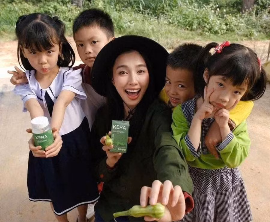 Hoa hậu Thùy Tiên tham gia quảng cáo kẹo Kera với các em nhỏ. (Ảnh trang cá nhân)