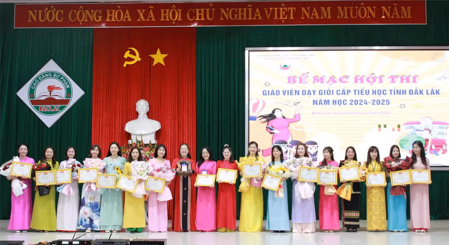 Phó Giám đốc Sở GD&ĐT Lê Thị Kim Oanh trao giải Nhất cho 17 thí sinh. (Ảnh: Thành Tâm) 