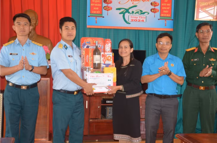 Bà H'Lim Niê, Trưởng Ban Tuyên giáo Tỉnh ủy Đắk Lắk trong đợt chúc Tết cán bộ, chiến sĩ Trạm ra đa T20. (Ảnh: Đăng Triều)