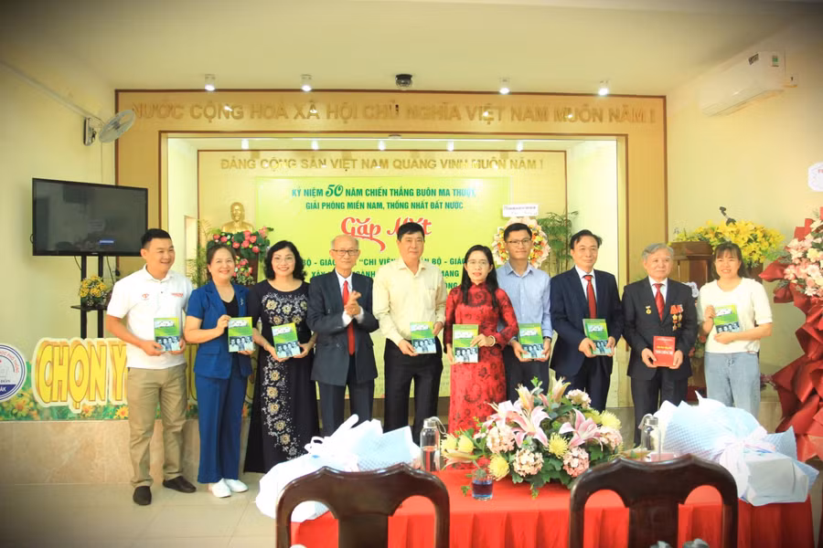 1-tang-sach.jpg