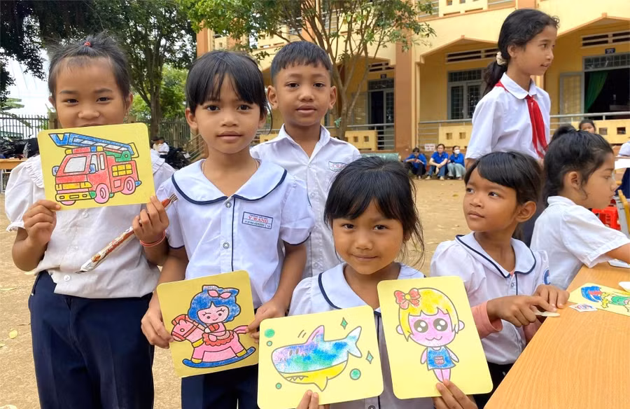 Niềm vui của học sinh tiểu học khi tham dự hoạt động vẽ tranh do CLB Sinh viên 5 tốt tổ chức. (Ảnh: TT)