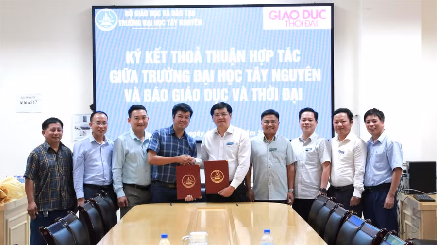 Trường Đại học Tây Nguyên thỏa thuận hợp tác với Báo Giáo dục và Thời đại. (Ảnh: Thúy Hoàn)