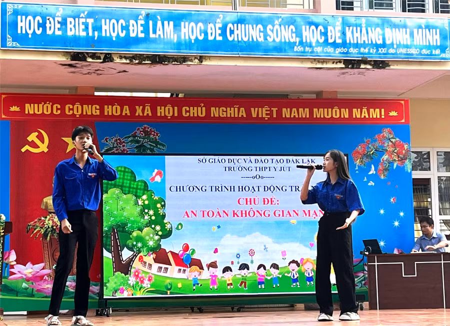 Học sinh tham gia khởi động cùng chương trình. (Ảnh: Ban Truyền thông)