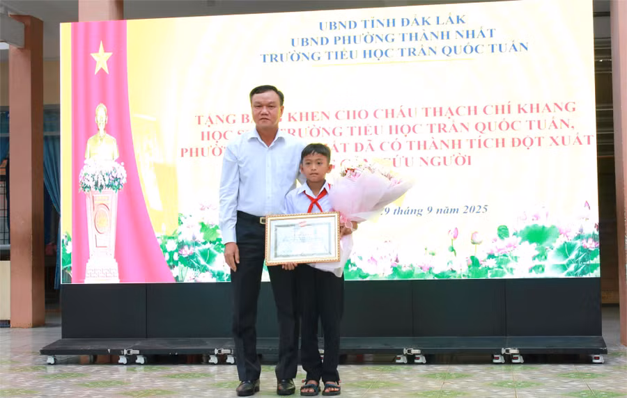 Phó Chủ tịch UBND tỉnh Đắk Lắk Đào Mỹ trao Bằng khen cho em Thạch Chí Khang. (Ảnh: Thành Tâm)