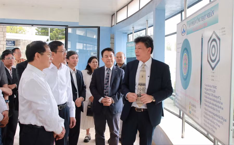TS Cao Đông Vũ giới thiệu với Phó Thủ tướng và đoàn công tác về quy trình vận hành của lò phản ứng hạt nhân Đà Lạt. (Ảnh: Thành Tâm)