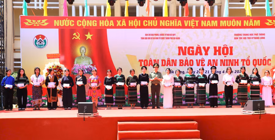 Thứ trưởng Lê Văn Tuyến tặng quà cho các em học sinh có hoàn cảnh khó khăn của Đắk Nông. (Ảnh: TT)