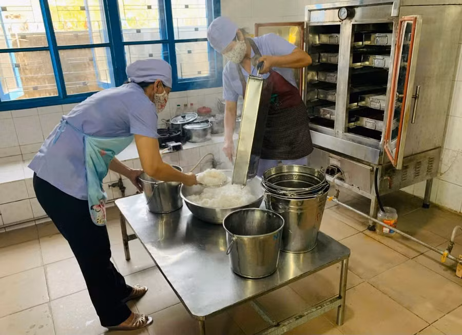 Bếp ăn bán trú tại 1 trường tiểu học phường Bắc Phan Thiết.