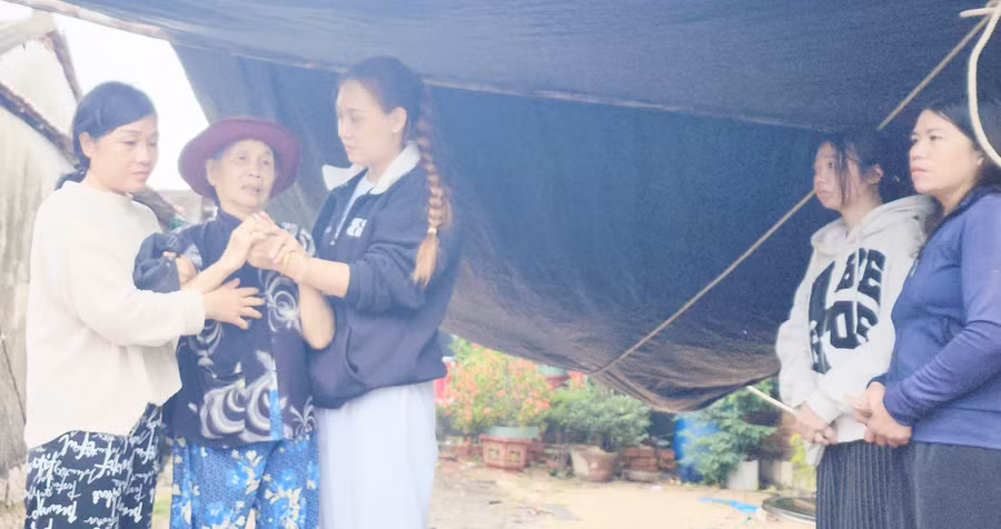 Bà Nguyễn Thị Bàng (thứ 2 từ trái qua) đã 5 ngày liền ra bờ sông khóc thương 2 đứa con mất tích do lũ cuốn. (Ảnh: Thành Tâm)