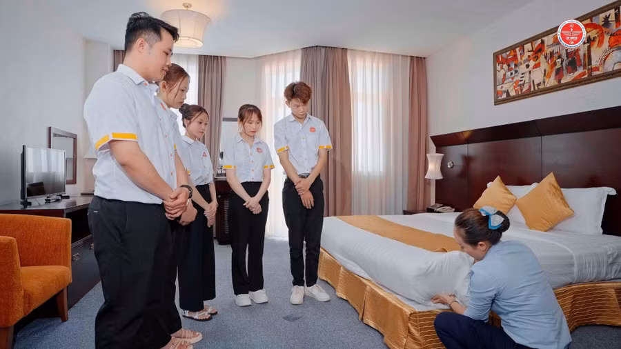 Giờ học thực hành Nghiệp vụ buồng phòng tại khách sạn của sinh viên nhóm ngành Du lịch - Dịch vụ. (Ảnh: BK)