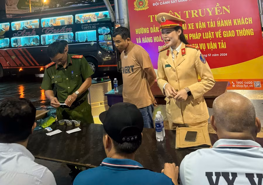Lực lượng CSGT tại Đắk Lắk tăng cường công tác tuyên truyền thực hiện Nghị định 168. (Ảnh: CA)
