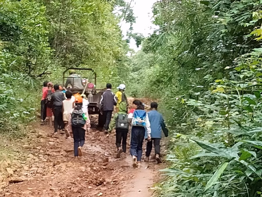 Học sinh vùng dân tộc thiểu số Đắk Lắk vượt khó đến trường học chữ. (Ảnh tư liệu) 
