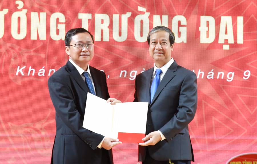 Bộ trưởng Nguyễn Kim Sơn trao quyết định công nhận Hiệu trưởng cho TS Quách Hoài Nam. (Ảnh: Thành Tâm)