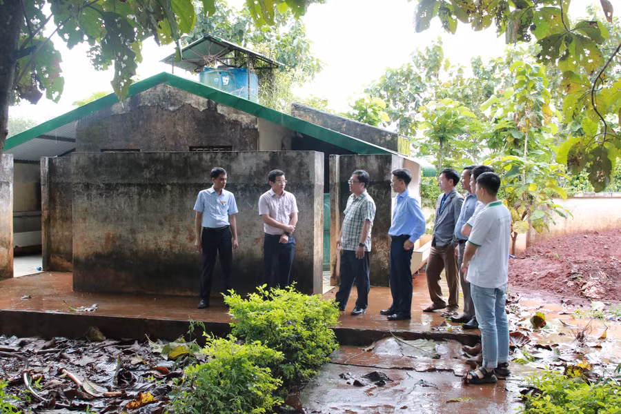Khảo sát khu vệ sinh Trường Tiểu học Lê Đình Chinh, xã Ea Vy, Đắk Lắk. (Ảnh: TT)