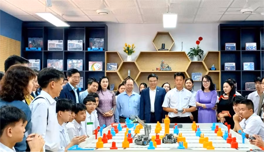 Đại biểu tham quan Phòng thực hành STEM và chứng kiến học sinh tranh vận hành robot. (Ảnh: NTCC)