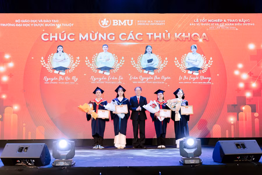 GS.TS.BS cao cấp Cao Tiến Đức trao Giấy khen cho các thủ khoa. (Ảnh: NA)
