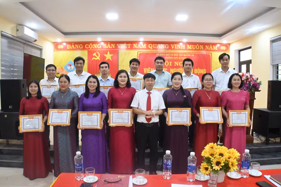 Đội ngũ cán bộ, giáo viên Trường THPT Lệ Thủy không ngừng đổi mới phương pháp, nâng cao hiệu quả giảng dạy.