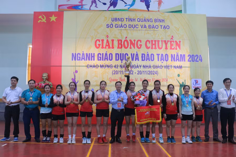 nhat-nu-phong-le-thuy.jpg