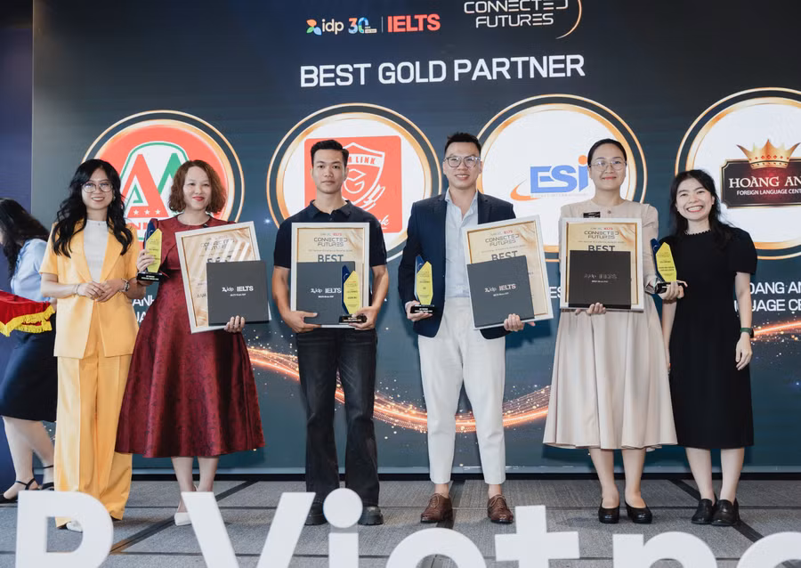 Đại diện Trung tâm Ngoại ngữ Quốc tế Asemlink (thứ ba từ trái sang) nhận giải thưởng Best Performance Award tại IDP Partner Excellence Awards 2026.