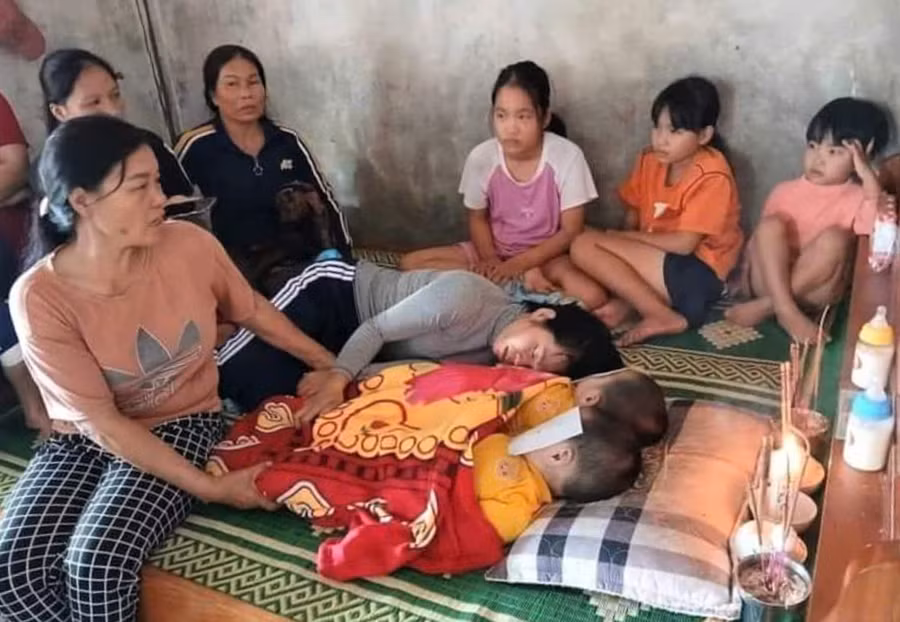 2 đứa trẻ tử vong do ngã xuống khu vực ngập nước lũ trước sân nhà.