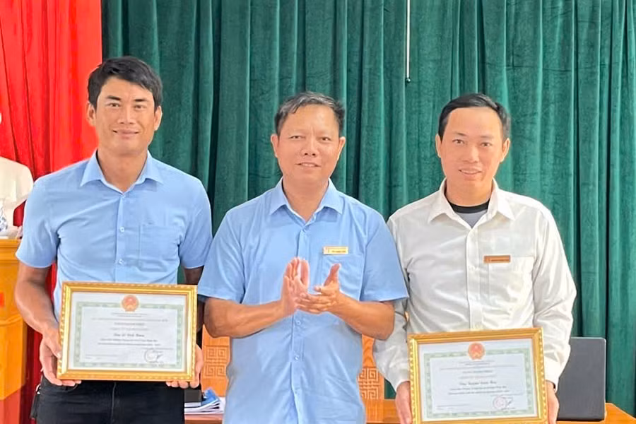 Thầy Hùng (ngoài cùng bên trái) gắn bó với học sinh vùng biển 21 năm.