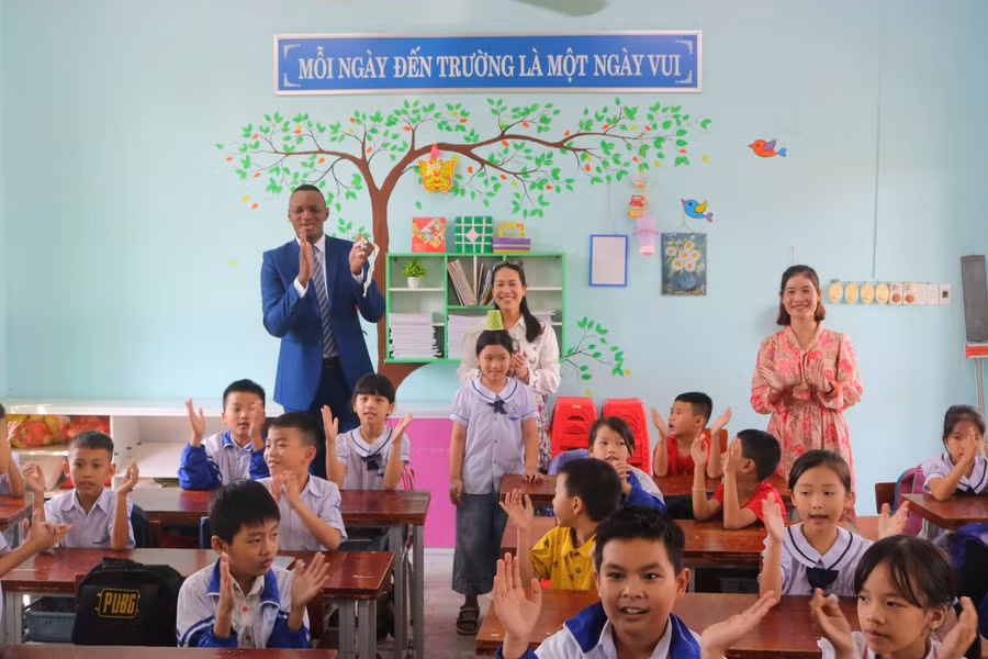 Giáo viên lồng ghép các trò chơi trong giờ học tiếng Anh tăng cường nhằm tăng hứng thú cho học sinh.