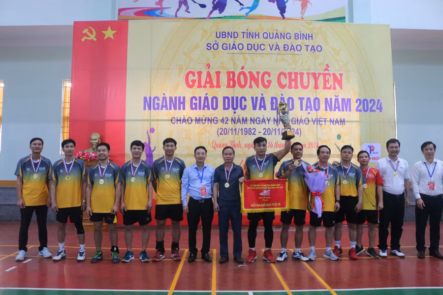 nhat-nam-le-truc.jpg