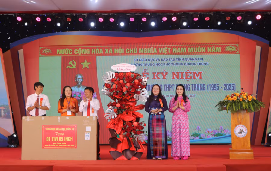 Lãnh đạo Sở GD&ĐT tỉnh Quảng Trị tặng quà cho Trường THPT Quang Trung.