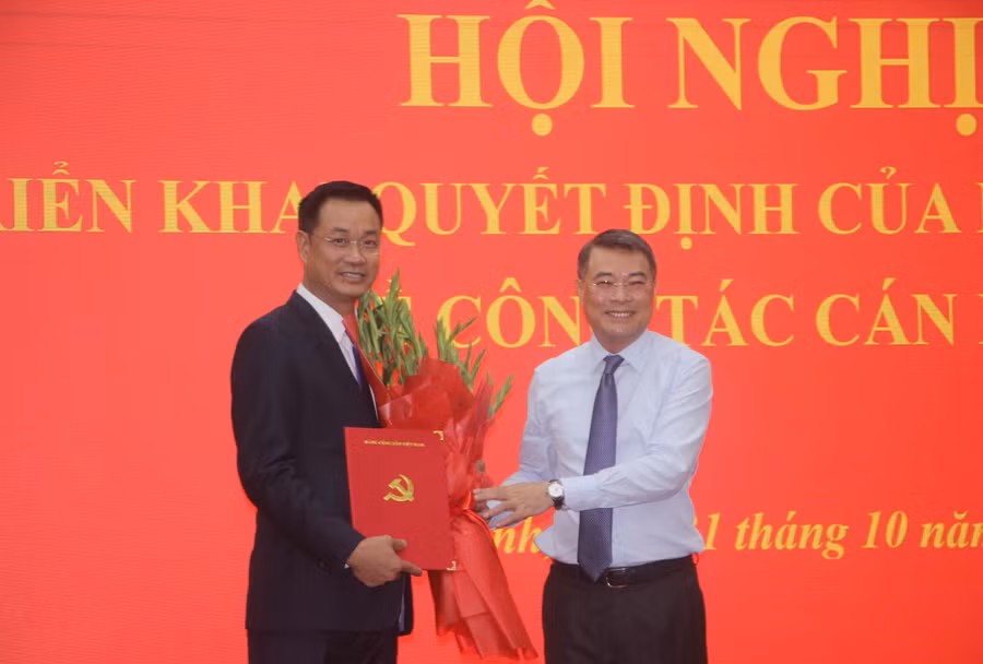 Trưởng ban Ban Tổ chức Trung ương Lê Minh Hưng trao quyết định cho ông Lê Ngọc Quang.