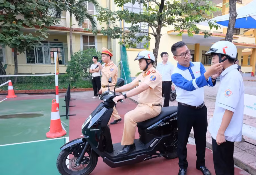 Học sinh Trường THPT Đào Duy Từ tham gia chương trình tuyên truyền, giáo dục pháp luật về trật tự, an toàn giao thông năm học 2026–2027.