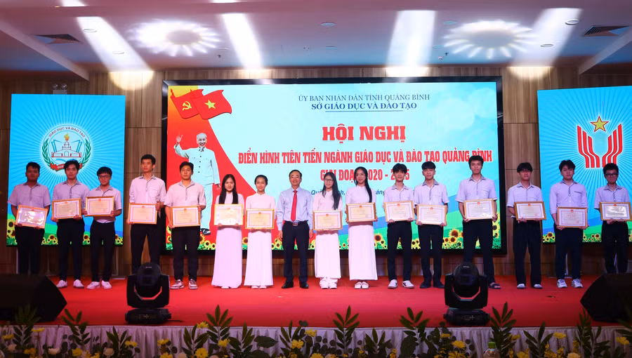 Ông Đặng Ngọc Tuấn, Giám đốc Sở GD&ĐT Quảng Bình tặng giấy khen cho những học sinh có thành tích học tập xuất sắc.