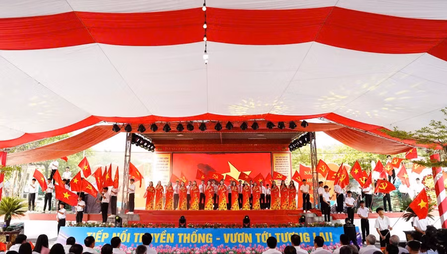 Các thế hệ thầy và trò cùng nhau chụp ảnh lưu niệm, ghi dấu mốc 60 năm đầy tự hào.