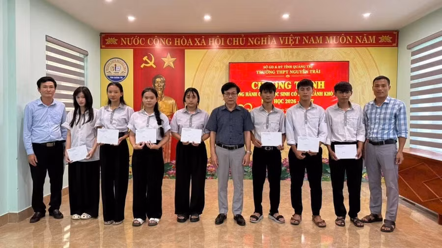 Những suất học bổng được trao, tiếp thêm động lực để học sinh Trường THPT Nguyễn Trãi vượt qua khó khăn, vươn lên trong học tập.