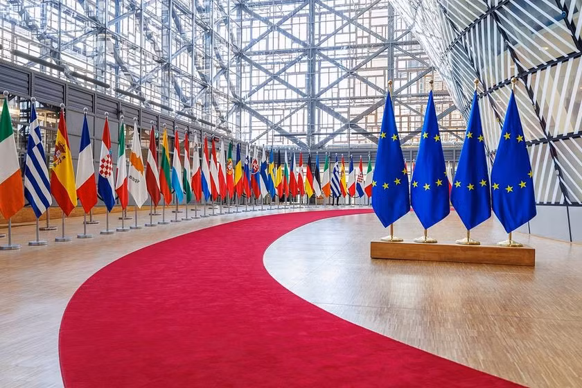 Cờ của 27 quốc gia thành viên EU tại trụ sở ở Brussels, Bỉ.