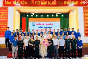 Trường THPT Nghi Lộc 3 (Vinh Lộc, Nghệ An) thăm hỏi, tặng quà tại Trung tâm Điều dưỡng thương bệnh binh tỉnh Nghệ An. Ảnh: NTCC
