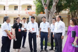 Đoàn công tác Ban chỉ đạo thi tỉnh Nghệ An kiểm tra cơ sở vật chất tại điểm thi. Ảnh: Hồ Lài