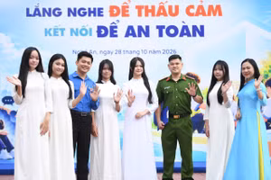 Diễn đàn “Lắng nghe để thấu cảm – Kết nối để an toàn” diễn ra tại Trường THPT Hà Huy Tập (Thành Vinh, Nghệ An).