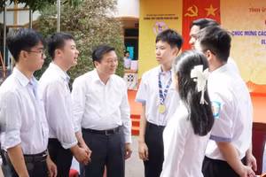 Lãnh đạo tỉnh Nghệ An gặp mặt, trò chuyện với học sinh đạt giải tại các kỳ thi Olympic khu vực và quốc tế năm 2025. Ảnh: Hồ Lài