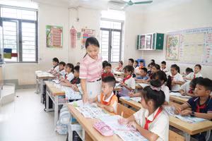 Giờ học của cô trò Trường Tiểu học Vinh Phú 1 (phường Vinh Phú, Nghệ An). Ảnh: Hồ Lài