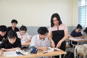 Cô giáo Nguyễn Thị Hà Ngân và học sinh Trường Phổ thông Dân tộc nội trú THPT số 2 Nghệ An. Ảnh: Hồ Lài