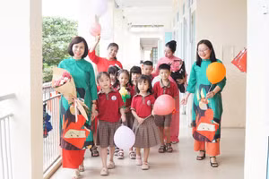 Cô trò Trường Tiểu học Hưng Lộc (phường Vinh Lộc, Nghệ An) trong ngày tựu trường, bước vào năm học mới 2026 - 2027. Ảnh: Hồ Lài