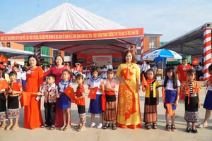 Cô trò Trường Phổ thông nội trú Tiểu học và THCS Anh Sơn, (xã Anh Sơn, Nghệ An) trong lễ khai giảng năm học mới 2026 - 2027. Ảnh: Hồ Lài