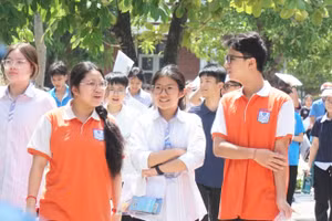 Thí sinh Nghệ An hoàn thành bài thi môn Ngữ văn vào lớp 10 năm 2025. Ảnh: Hồ Lài