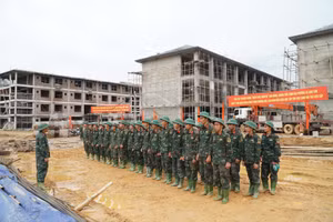 Cán bộ, chiến sĩ Trung đoàn 335, Sư đoàn 324 (Quân khu 4) tăng cường xây dựng Trường nội trú liên cấp Tiểu học và THCS Anh Sơn (Nghệ An). Ảnh: Hồ Lài
