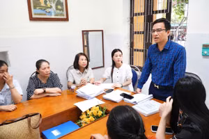 Ban giám hiệu Trường THCS Bến Thủy (Trường Vinh, Nghệ An) họp chỉ đạo chuyên môn tới giáo viên. Ảnh: Hồ Lài