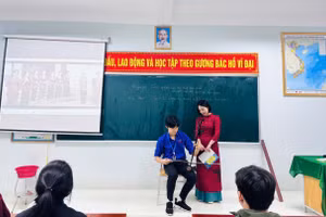 Học sinh lớp 10A7 Trường THPT Lương Thế Vinh (Quảng Bình) tìm hiểu nhạc cụ dân gian trong tiết học Chuyên đề Ngữ văn 10. Ảnh: NVCC