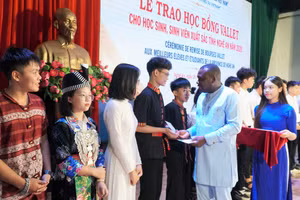 Ông Espéran Padonou, Phó Chủ tịch, Giám đốc Quỹ học bổng Vallet trao học bổng cho học sinh có thành tích xuất sắc của Nghệ An. Ảnh: Hồ Lài
