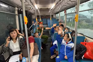 Học sinh điểm lẻ Tiến Sơn được xe đưa đón đến điểm chính Trường Tiểu học Quỳnh Tam (xã Quỳnh Tam, Nghệ An). Ảnh: NTCC