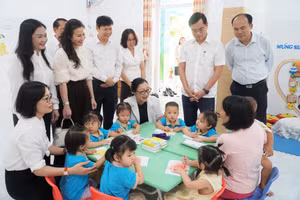 Đoàn công tác Bộ GD&ĐT do Thứ trưởng Nguyễn Thị Quyên Thanh dẫn đầu đến thăm, làm việc tại Trường Mầm non Hoàng Mai 1 (Nghệ An). Ảnh: Hồ Lài